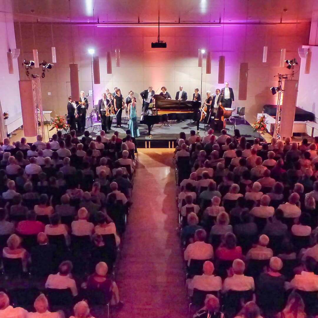 Konzert im Schloss Königs Wusterhausen mit Publikum und beleuchteter Bühne