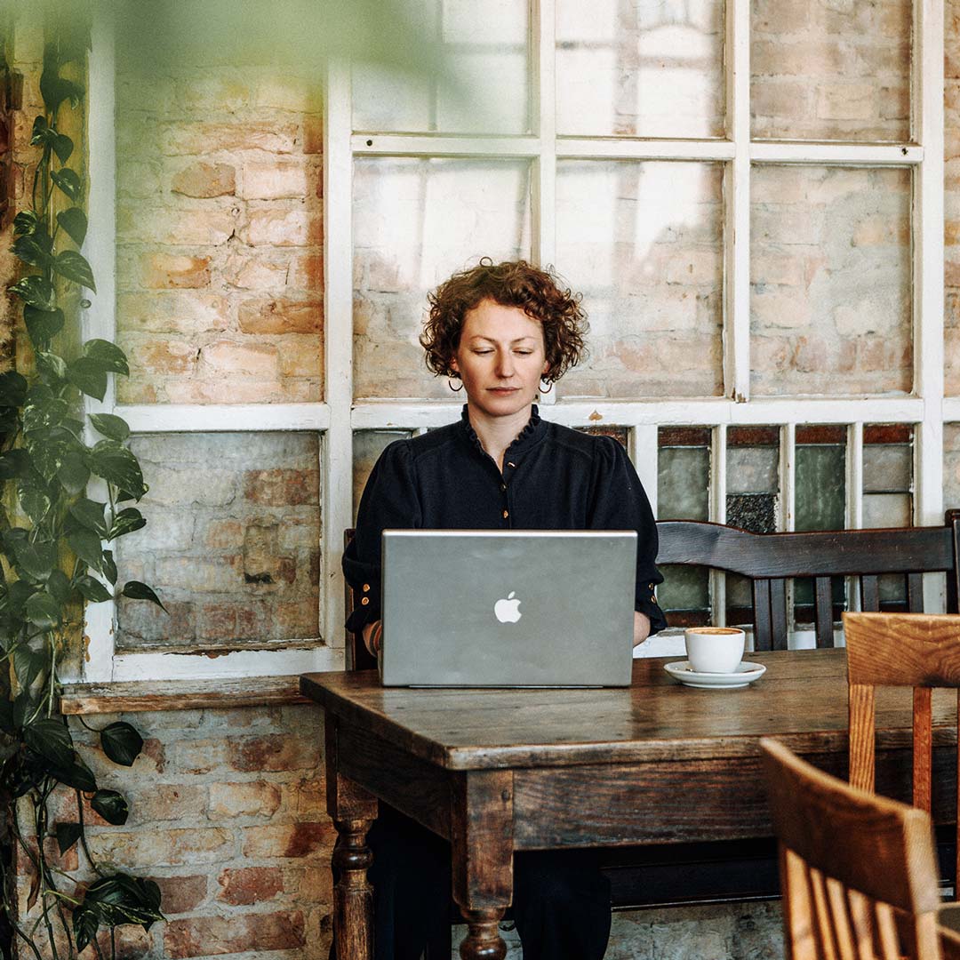 Annalisa Murara bei der Arbeit am Laptop, fotografiert von Nadine Stenzel